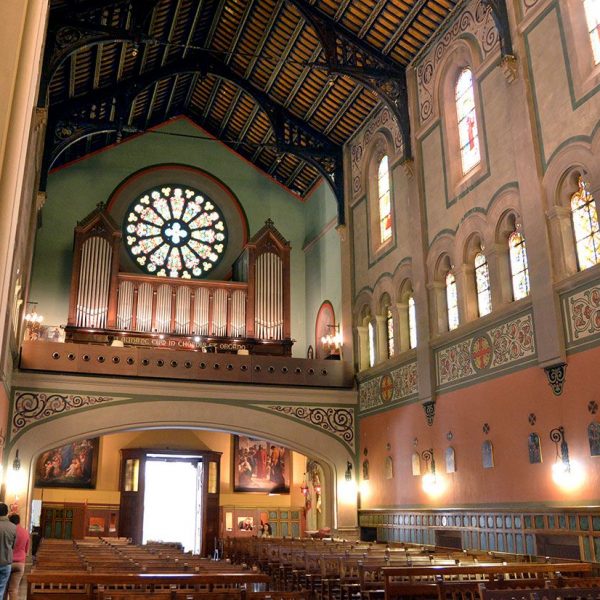 Barcelona.- Casa de la Caritat instal·lada l'any 1772. Església historicista del S. XX de Sta. Maria de Montalegre. Vista dels peus de la nau (3/2015)