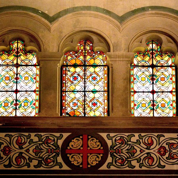 Barcelona.- Casa de la Caritat instal·lada l'any 1772. Església historicista del S. XX de Sta. Maria de Montalegre. Vitralls de la façana lateral (3/2015)