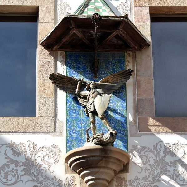 Barcelona.- Casa de la Caritat. Pati Vidal o de les Dones del S. XIX . Fornícula sobre un dels portals que representa l'arcàngel Sant Miquel (3/2015)