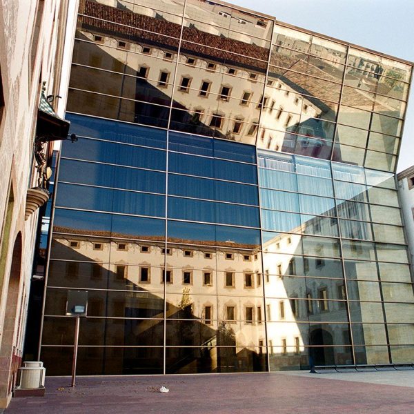 Barcelona.- Casa de la Caritat. Pati Vidal o de les Dones del S. XIX . Façana vidriada que allotja el Centre de Cultura Contemporània de Barcelona (4/2000)