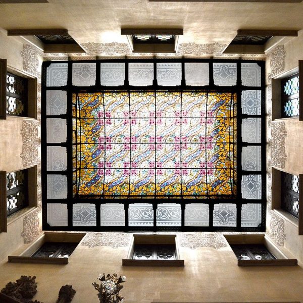 Barcelona.- Casa Amatller de Josep Puig i Cadafalch del 1900. Vista del pati de llums i claraboia de l'escala noble (1/2015)