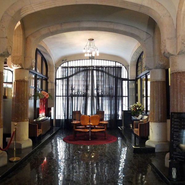 Barcelona.- Casa Fuster de l'arquitecte Domènech i Montaner (1908/1910), adaptada com hotel - Vista del vestíbul (1/2015)