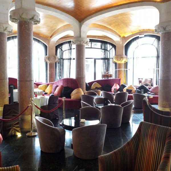 Barcelona.- Casa Fuster de l'arquitecte Domènech i Montaner (1908/1910), adaptada com hotel - Vista de la Sala del bar i menjador (1/2015)