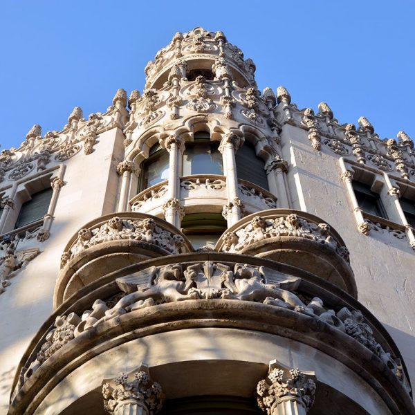Barcelona.- Casa Lleó Morera de 1905 de Lluis Domènech i Montaner – Balcons de la rotonda cantonera del primer i segon pis coronats pel templet superior (1/2015)