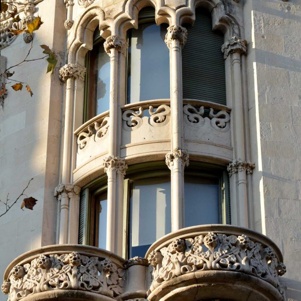 Barcelona.- Casa Lleó Morera de 1905 de Lluis Domènech i Montaner – Detall dels balcons i finestres cantoneres del segon i tercer pis (1/2015)