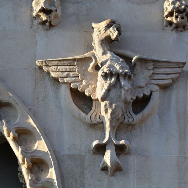 Barcelona.- Casa Lleó Morera de 1905 de Lluis Domènech i Montaner – Drac de la façana del tercer pis (1/2015)