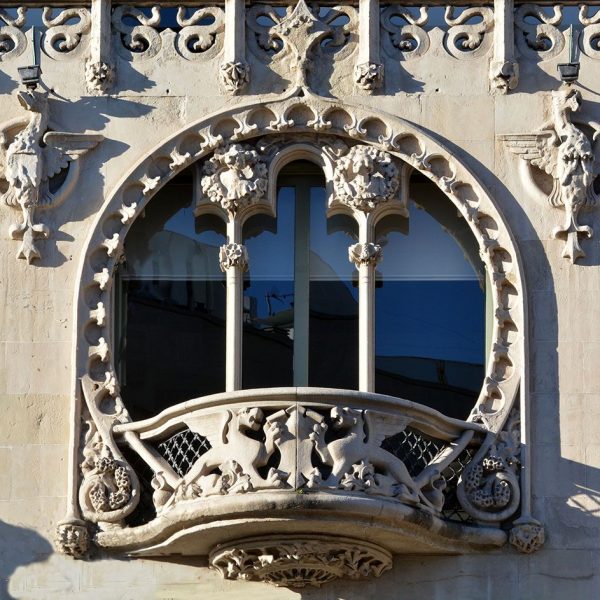 Barcelona.- Casa Lleó Morera de 1905 de Lluis Domènech i Montaner – Balco d’arc conopial amb barana ondulada del tercer pis (2/2015)