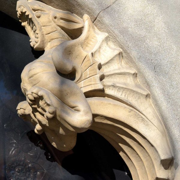 Barcelona.- Casa Lleó Morera de 1905 de Lluis Domènech i Montaner – Animal fantàstic que decora totes les portalades de la planta baixa (2/2015)