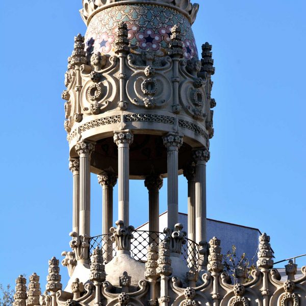 Barcelona.- Casa Lleó Morera de 1905 de Lluis Domènech i Montaner - Templet superior decorat per Alfons Juyol (2/2015)
