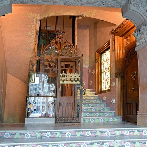 Barcelona.- Casa Lleó Morera de 1905 de Lluis Domènech i Montaner - Vestíbul i escala decorats amb mosaics i ceràmiques de LLuís Bru i Salelles (1/2015)