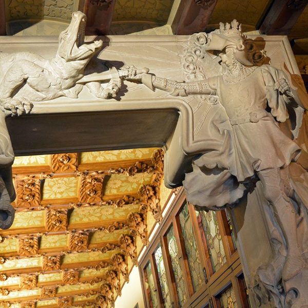 Barcelona.- Casa Lleó Morera de 1905 de Lluis Domènech i Montaner – Escultures del passadís amb Sant Jordi i la Donzella d’Eusebi Arnau (1/2015)