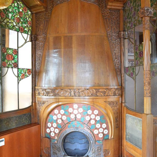 Barcelona.- Casa Lleó Morera de 1905 de Lluis Domènech i Montaner - Xemeneia (1/2015)