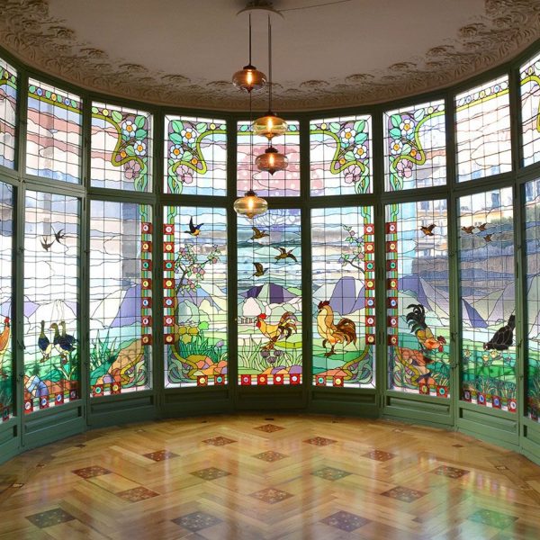 Barcelona.- Casa Lleó Morera de 1905 de Lluis Domènech i Montaner - Menjador amb vidrieres d’Antoni Rigalt amb la representació de l’Arbre de la Vida (1/2015)