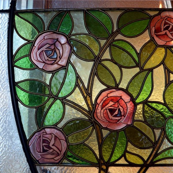 Barcelona.- Casa Lleó Morera de 1905 de Lluis Domènech i Montaner – Decoració de les vidrieres de les parets de la xemeneia (1/2015)