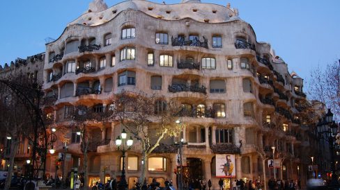 Barcelona- Casa Milà o la Pedrera. Es la més original de les cases d'habitatges de Gaudí, amb la façana ondulada. Construïda entre 1905/1910 (1/2007)