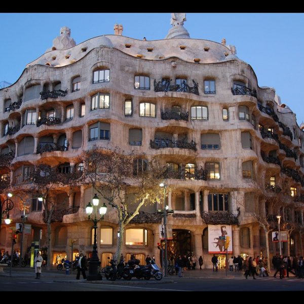 Barcelona- Casa Milà o la Pedrera. Es la més original de les cases d'habitatges de Gaudí, amb la façana ondulada. Construïda entre 1905/1910 (1/2007)