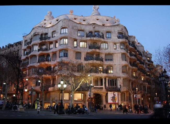 Barcelona- Casa Milà o la Pedrera. Es la més original de les cases d'habitatges de Gaudí, amb la façana ondulada. Construïda entre 1905/1910 (1/2007)
