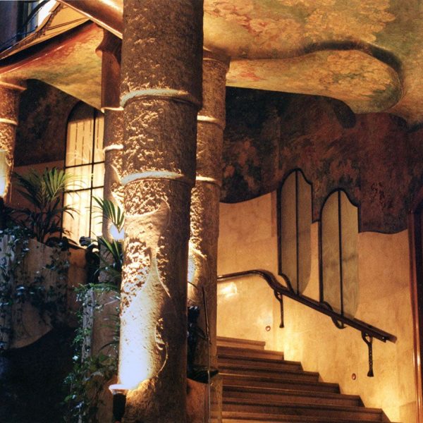 Barcelona.- Casa Milà o la Pedrera. Es la més original de les cases d'habitatges de Gaudí, amb la façana ondulada. Construïda entre 1905/1910 (1/2007)