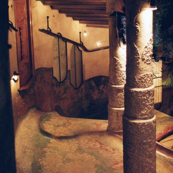 Barcelona.- Casa Milà o la Pedrera. Es la més original de les cases d'habitatges de Gaudí, amb la façana ondulada Construïda entre 1905/1910 (1/2007)