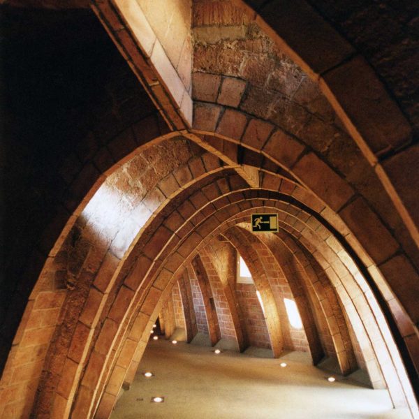 Barcelona.- Casa Milà o la Pedrera. Construïda entre 1905/1910 - Última planta formulada amb arcs parabòlics (4/2000)