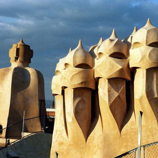 Barcelona.- Casa Milà o la Pedrera. Construïda entre 1905/1910 - Terrat amb xemeneies de formes fantàstiques (4/2000)