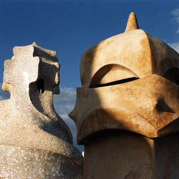 Barcelona.- Casa Milà o la Pedrera. Construïda entre 1905/1910 - Terrat amb xemeneies de formes fantàstiques (4/2000)