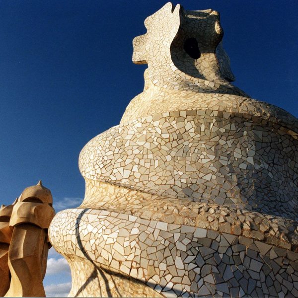 Barcelona.- Casa Milà o la Pedrera. Construïda entre 1905/1910 - Terrat amb xemeneies i creus de formes fantàstiques (4/2000)
