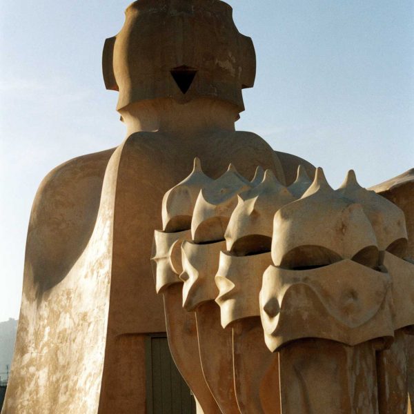 Barcelona.- Casa Milà o la Pedrera. Construïda entre 1905/1910 - Terrat amb xemeneies de formes fantàstiques (4/2000)