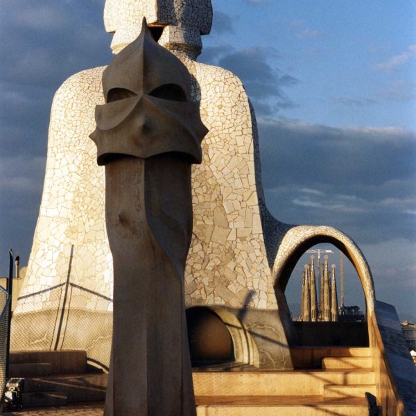 Barcelona.- Casa Milà o la Pedrera. Construïda entre 1905/1910 - Terrat amb xemeneies de formes fantàstiques (4/2000)