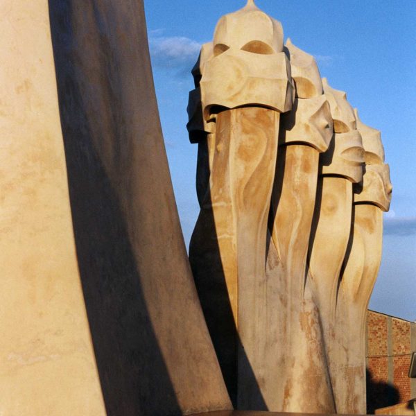 Barcelona.- Casa Milà o la Pedrera. Construïda entre 1905/1910 - Terrat amb xemeneies de formes fantàstiques (4/2000)