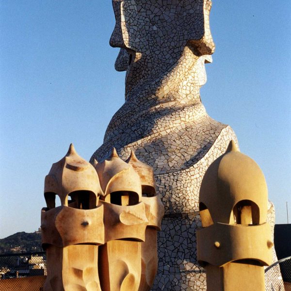 Barcelona.- Casa Milà o la Pedrera. Construïda entre 1905/1910 - Terrat amb xemeneies i una creu de formes fantàstiques (4/2000)
