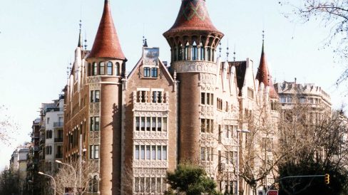 Barcelona.- Casa de les Punxes, de Puig i Cadafalch (1903/1905) per la família Terrades. Consta de sis torres circulars cantoneres (1/2005)