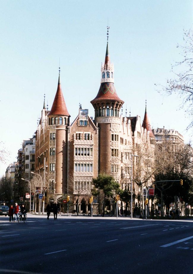 Barcelona.- Casa de les Punxes, de Puig i Cadafalch (1903/1905) per la família Terrades. Consta de sis torres circulars cantoneres (1/2005)
