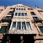 Barcelona.- Casa de les Punxes, de Puig i Cadafalch (1903/1905). Façanes amb detalls escultòrics de pedra a les tribunes i ferro forjat als balcons (3/2000)