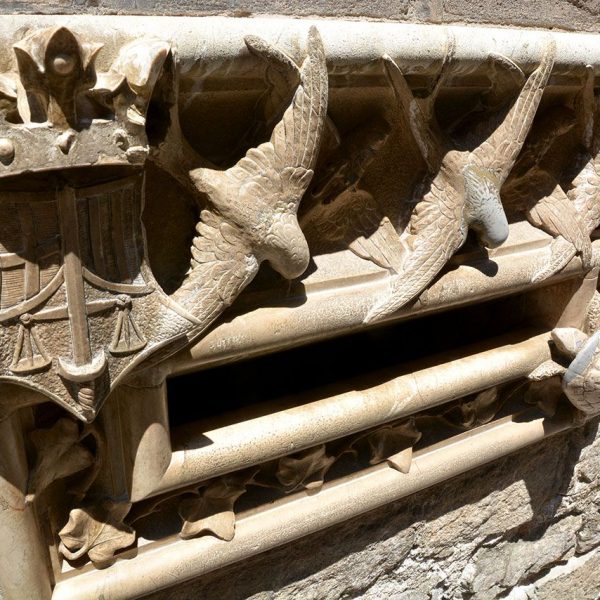 Barcelona.- Casa de l'Ardiaca, forma un conjunt amb la casa del Degà. Bústia de marbre al costa de la porta dissenyada per Domènech i Muntaner (11/2014)