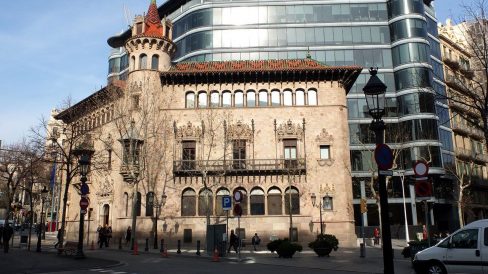 Barcelona.- Casa Serra, de Puig i Cadafalch (1903) de la que només resten les dues ales davanteres i torre cilíndrica. Es la Seu de la Diputació de Barcelona (1/2014)
