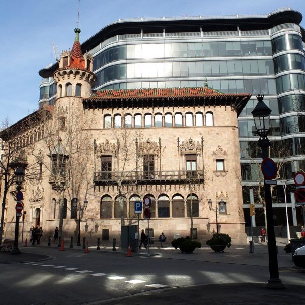 Barcelona.- Casa Serra, de Puig i Cadafalch (1903) de la que només resten les dues ales davanteres i torre cilíndrica. Es la Seu de la Diputació de Barcelona (1/2014)