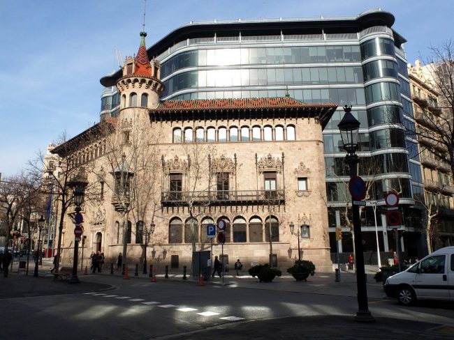 Barcelona.- Casa Serra, de Puig i Cadafalch (1903) de la que només resten les dues ales davanteres i torre cilíndrica. Es la Seu de la Diputació de Barcelona (1/2014)