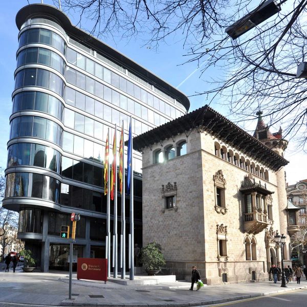 Barcelona.- Casa Serra, de Puig i Cadafalch (1903) Es la seu actual de la Diputació de Barcelona i fa de pantalla del modern edifici d'aquesta institució (1/2014)