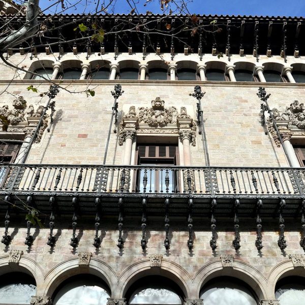 Barcelona.- Casa Serra, de Puig i Cadafalch (1903) de la que només resten les dues ales davanteres i torre cilíndrica. Es la Seu de la Diputació de Barcelona (1/2014)