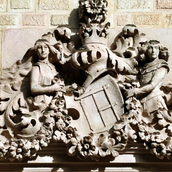 Barcelona.- Casa Serra, de Puig i Cadafalch (1903) Detall de la portalada principal original. L'edifici es la seu de la Diputació de Barcelona (1/2014)