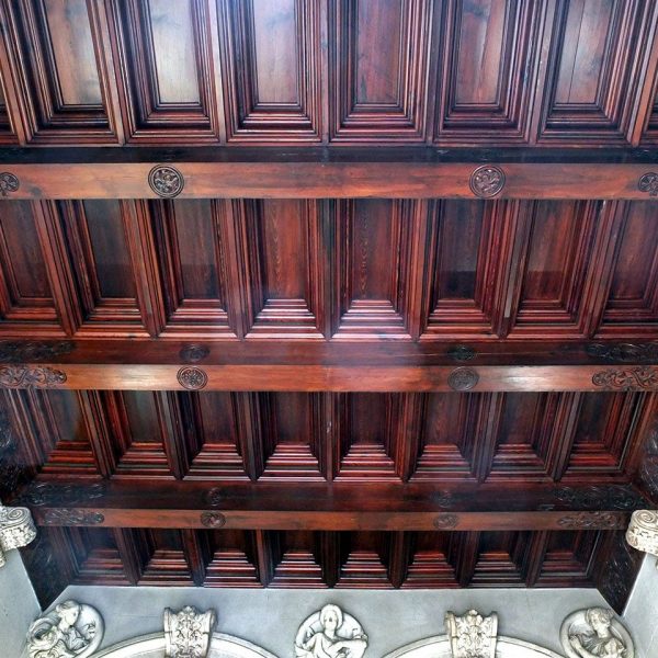 Barcelona.- Casa Serra, de Puig i Cadafalch (1903). Sostre del vestíbul de l'edifici, seu de la Diputació de Barcelona (1/2014)