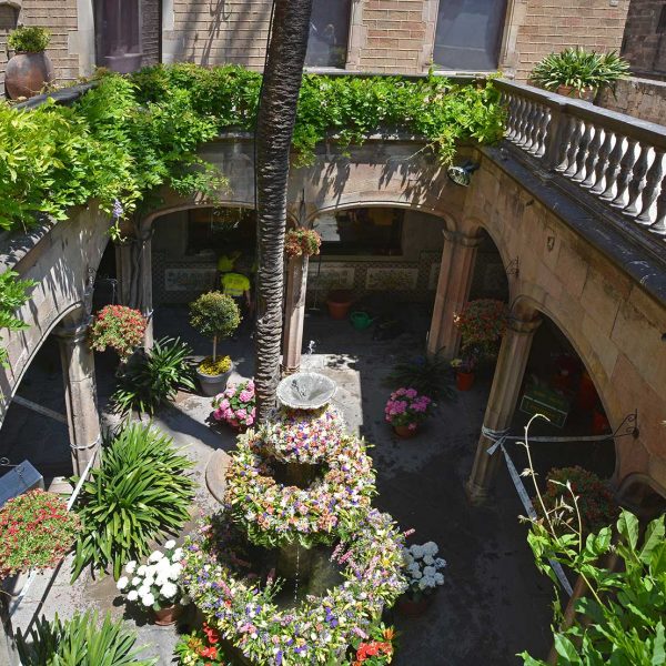 Barcelona.- Casa de l'Ardiaca, forma un conjunt amb la casa del Degà - Vista del pati interior des de la terrassa del primer pis (6/2015)