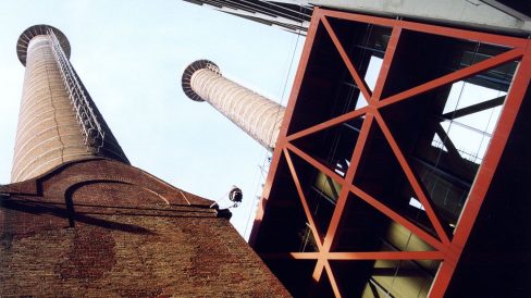 Barcelona.- Central Tèrmica de FECSA del paral·lel construïda l'any 1883 coneguda com la de les tres xemeneies i que va funcionar fins 1989 (6/2004)