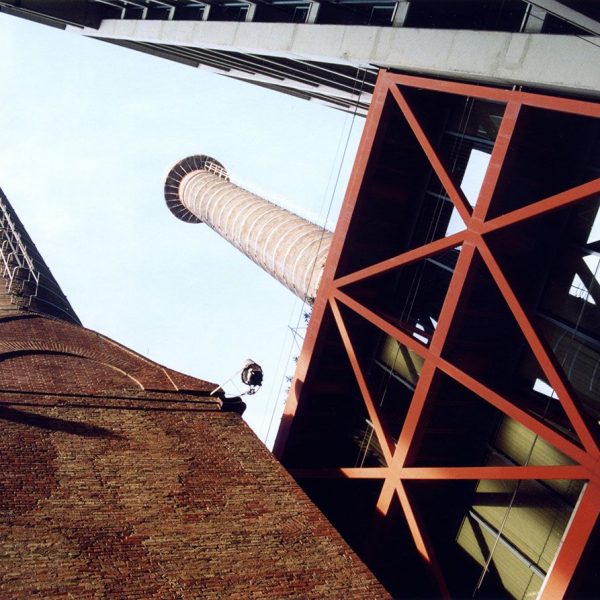 Barcelona.- Central Tèrmica de FECSA del paral·lel construïda l'any 1883 coneguda com la de les tres xemeneies i que va funcionar fins 1989 (6/2004)