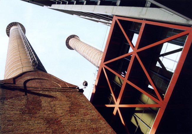 Barcelona.- Central Tèrmica de FECSA del paral·lel construïda l'any 1883 coneguda com la de les tres xemeneies i que va funcionar fins 1989 (6/2004)