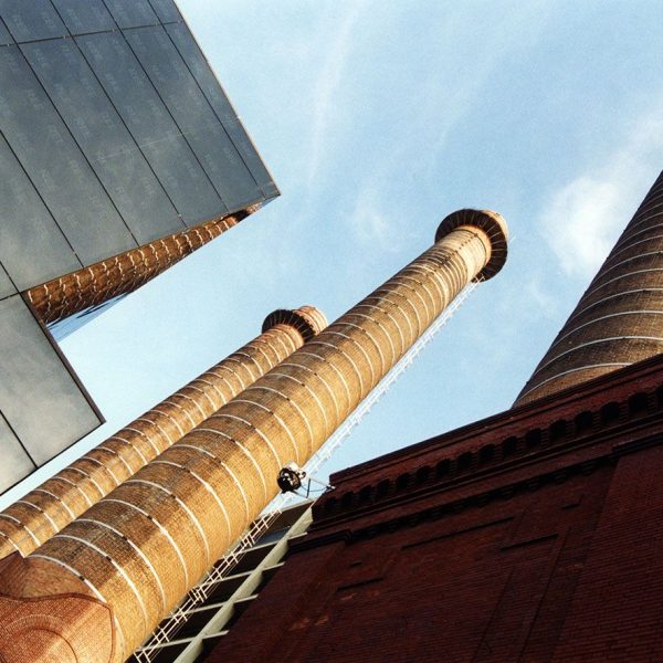 Barcelona.- Central Tèrmica de FECSA del paral·lel construïda l'any 1883 coneguda com la de les tres xemeneies i que va funcionar fins 1989 (6/2004)