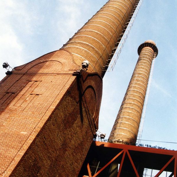 Barcelona.- Central Tèrmica de FECSA del paral·lel construïda l'any 1883 coneguda com la de les tres xemeneies i que va funcionar fins 1989 (6/2004)