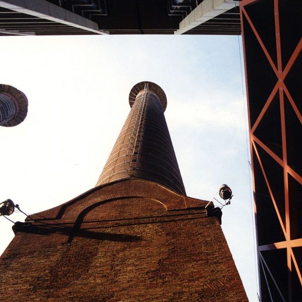 Barcelona.- Central Tèrmica de FECSA del paral·lel construïda l'any 1883 coneguda com la de les tres xemeneies i que va funcionar fins 1989 (6/2004)