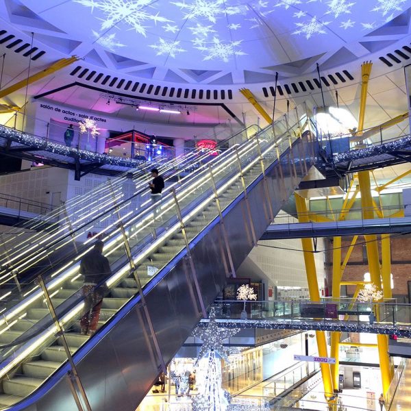 Barcelona.- Centre Comercial Les Arenes inaugurat l'any 2011 a l'edifici de l'antiga plaça de toros inaugurada l'any 1900 i clausurada el 1977 (12/2014)